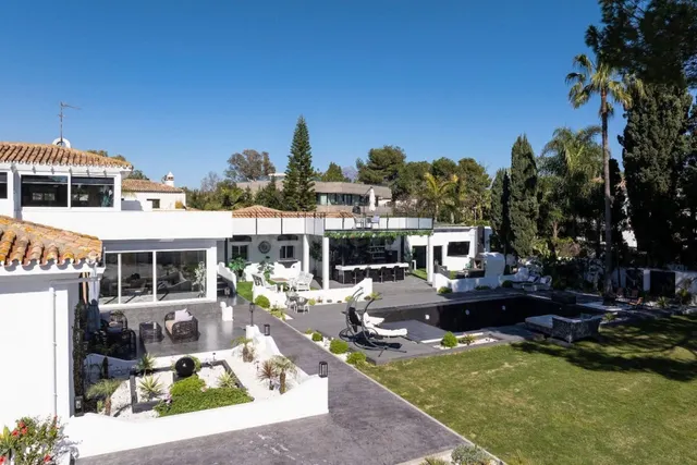 Espectacular Villa Renovada de 5 Dormitorios en Guadalmina B - foto 2