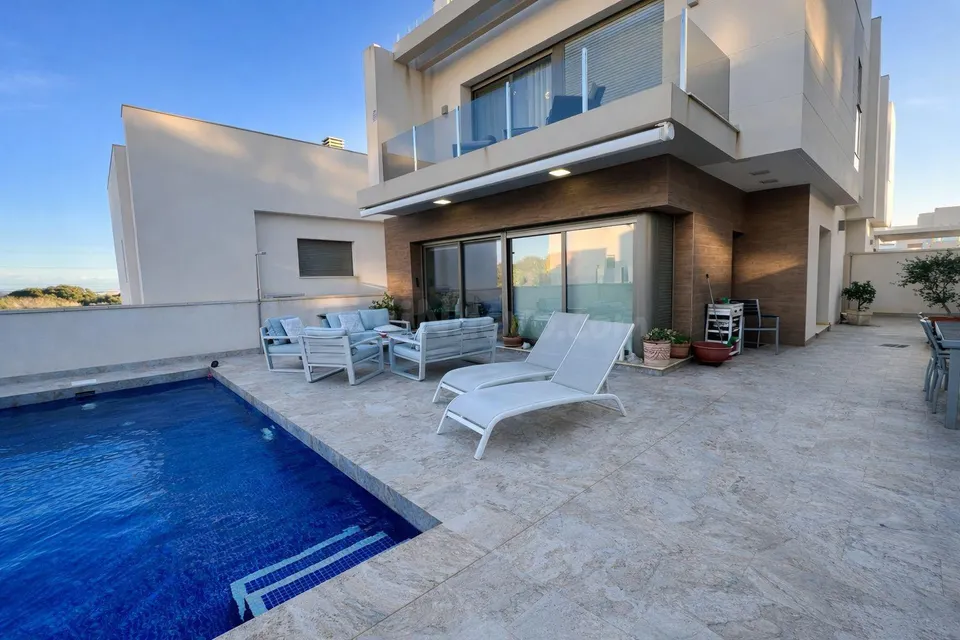 Descubre tu Villa de Lujo en Villamartín, Orihuela Costa ✨