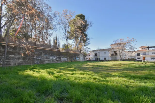 CASA Y PARCELA PARA USOS MULTIPLES. ZONA SERRALLO — 12