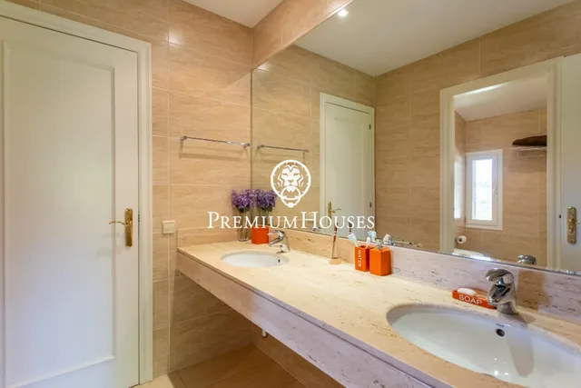 Exclusiva casa con jardín, piscina y espectaculares vistas al mar en Sant Andreu de Llavaneres — 19