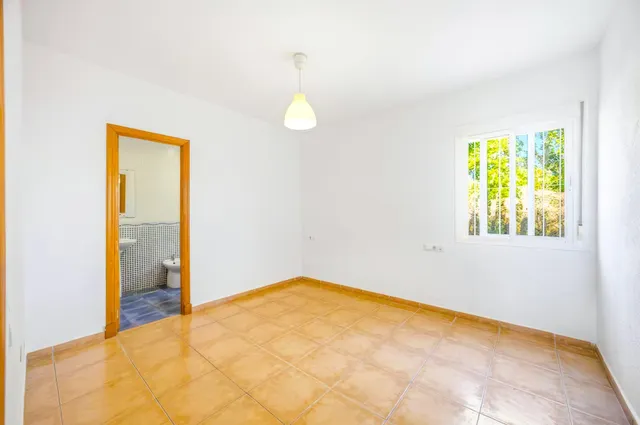 Chalet  Familiar en Zona La Dehesilla;  Tranquila y Accesible — 24
