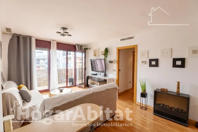 Vive con el confort de un residencial con piscina en este luminoso piso con balcón — 6