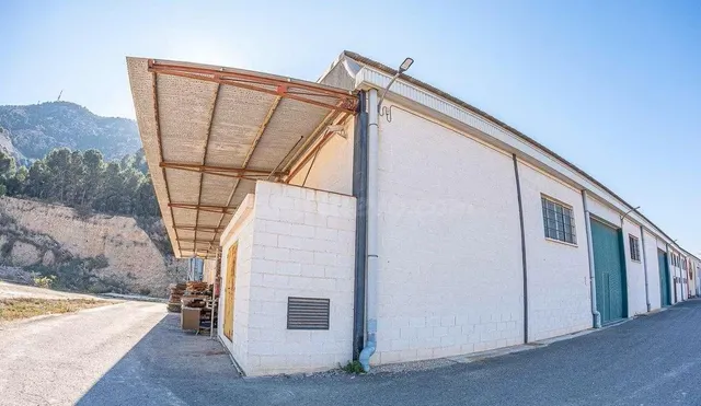 Complejo industrial con más de 6.000 m2 y gran parcela en Or - foto 4