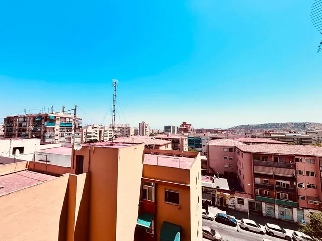 AMPLIA VIVIENDA DE 4 DORMITORIOS Y ASCENSOR EN CAROILINAS AL - foto 2