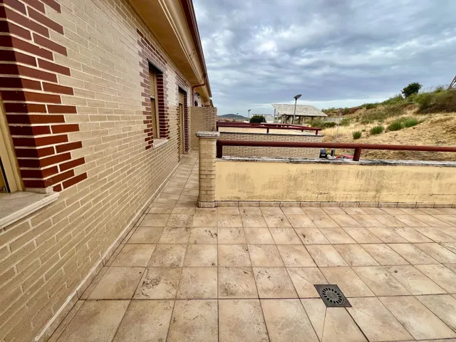 EXCLUSIVA CASA ADOSADA CON ASCENSOR Y PISCINA EN CIUDAD JARDIN — 38