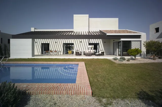 Elegantes villas independientes con piscina privada en Peral