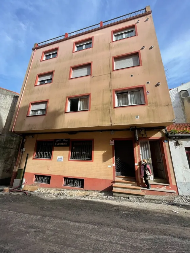 Edificio con garaje y local comercial en el centro de Ribeira — 2