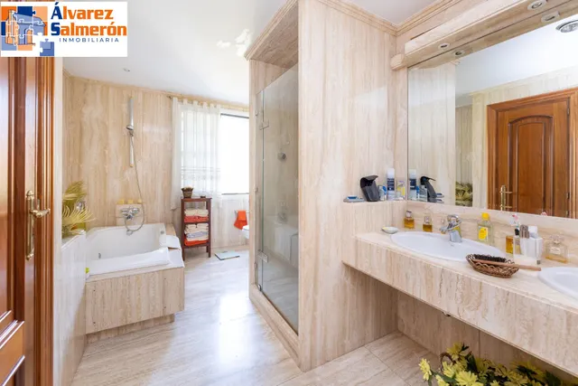 CHALET ADOSADO EN ZONA LA CALETA — 29
