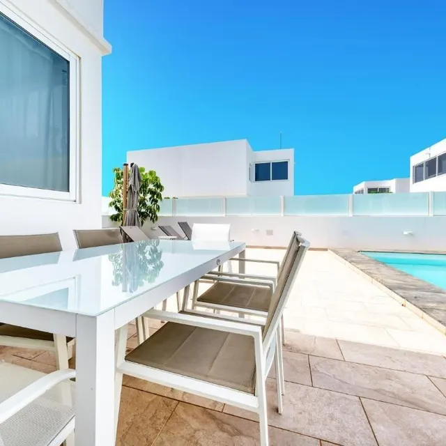 Villa con piscina privada y gran potencial en Playa Blanca — 2