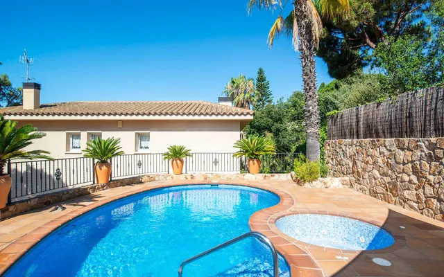 Exclusiva villa con piscina y vistas en la urbanización top 
