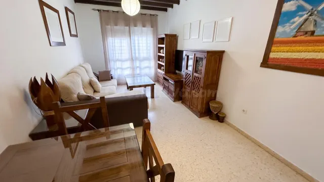 PISO VPO en PLANTA BAJA con PATIO y plaza de GARAJE en la CTRA. de MEDINA. — 2