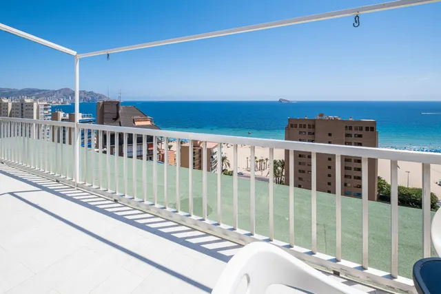 Ático en segunda línea de playa Poniente con vistas panorámicas al mar, a la playa y a la ciudad. — 25