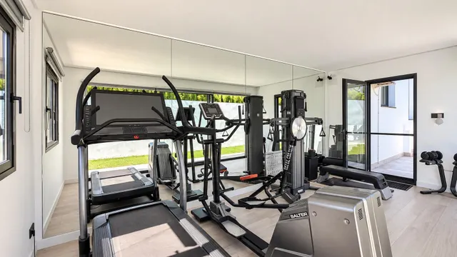 ESPECTACULAR VIVIENDA REFORMADA CON PISCINA, BODEGA, GIMNASIO Y UNA EXCEPCIONAL PRIVACIDAD — 43