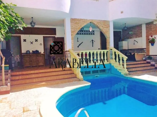 ¡Espectacular Edificio Completo en Zona Levante junto a la e