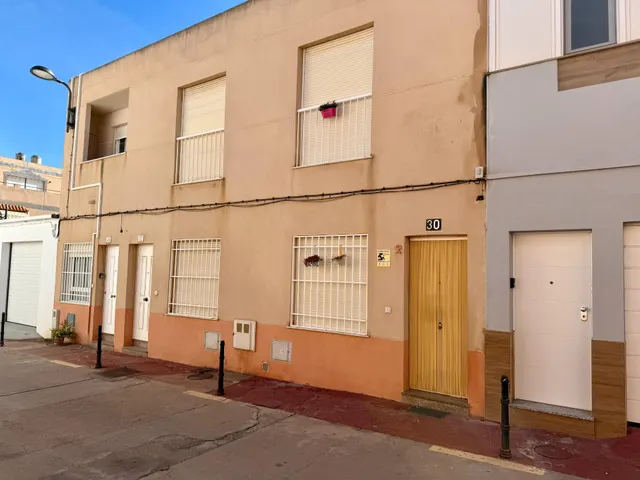 ¡VIVE A UN PASO DEL MAR! FANTÁSTICO DÚPLEX DE 2 DORMITORIOS  - foto 2