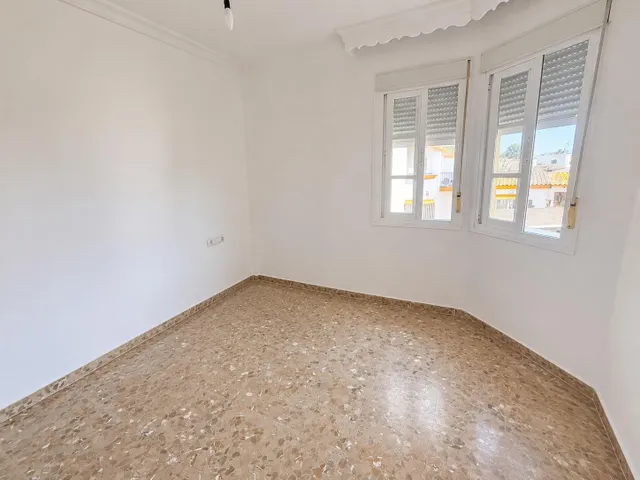 ADOSADO CON GRAN PATIO EN RINCONCILLO — 12