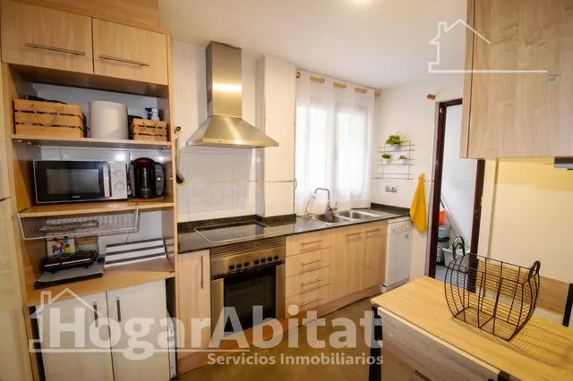 Vive con el confort de un residencial con piscina en este luminoso piso con balcón — 3