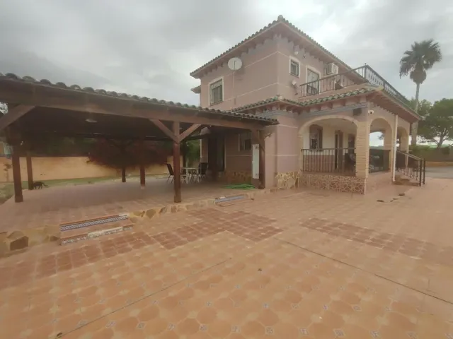 ¡ESPECTACULAR VIVIENDA CON GRAN PARCELA, PISCINA Y ZONA DE B - foto 2