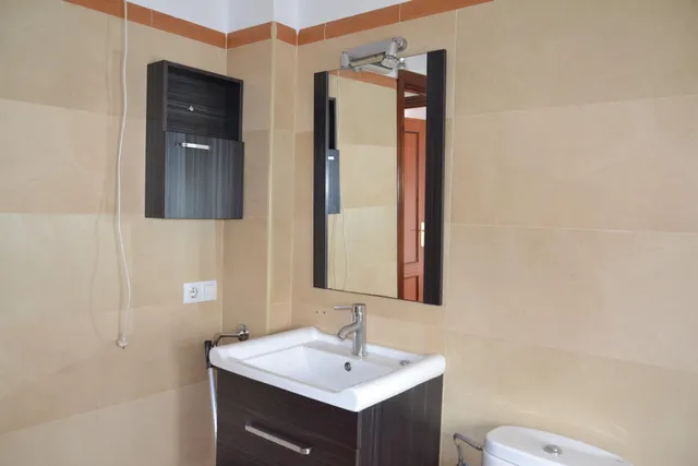 Tu próximo hogar en Sanlúcar la Mayor: tres dormitorios, patio y sótano — 19