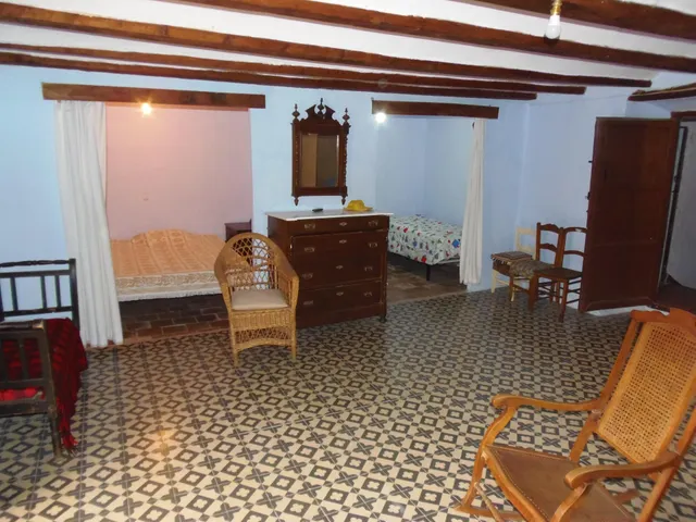 Casa grande haciendo esquina en el centro del pueblo, con patio grande, planta baja, dos alturas — 28