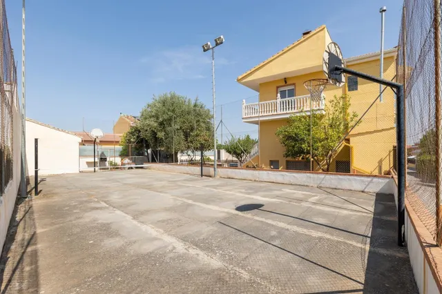 Amplio Chalet con piscina, pista deportiva y vistas en Ogíjares. — 26