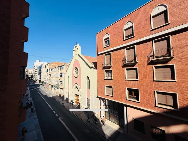 PISO AMPLIO Y BIEN COMUNICADO EN EL CENTRO DE ALICANTE — 25