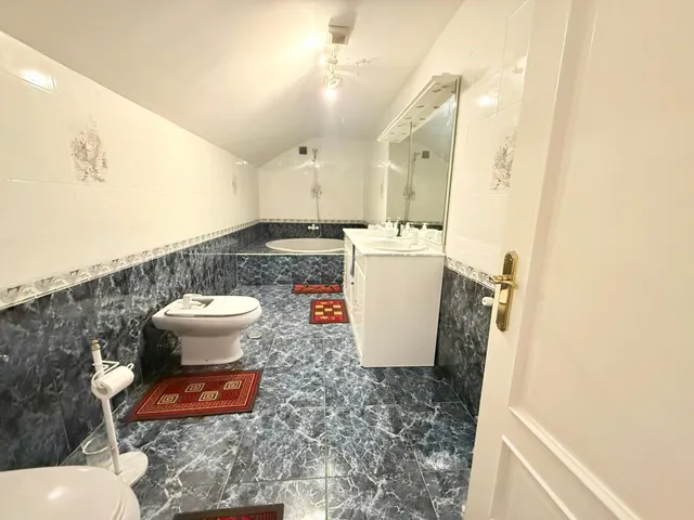 VENTA EN PLENO DOMINIO · Gran chalet de 545 m2 con placas solares y parcela privada de 3.000 m2 · Boadilla del Monte — 29