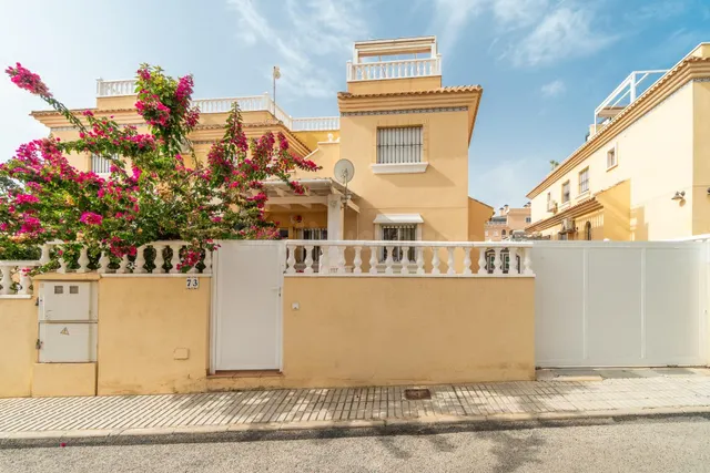 Planta baja con amplio jardín en Orihuela Costa — 12