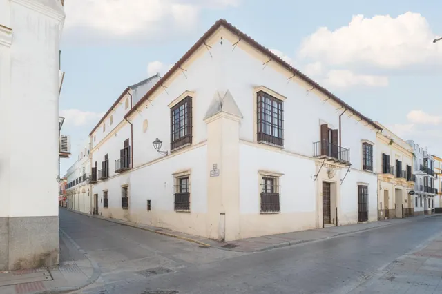 PRECIOSA CASA PALACIO DE ESQUINA A DOS PASOS DE LA CALZADA