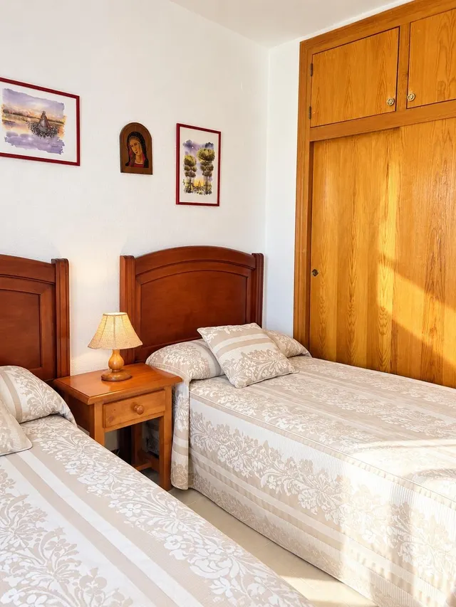 AMPLIA CASA ADOSADA Y ¡PLAZA DE APARCAMIENTO PROPIA! A 15 MINUTOS DE LA PLAYA A PIE — 13