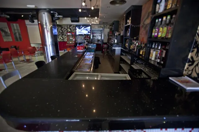 Pub en pleno funcionamiento en venta en Quintanar del Rey. — 4