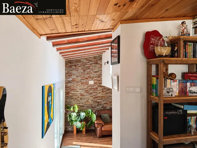 Chalet con piscina privada, terreno y buhardilla — 11