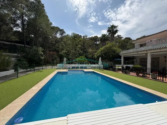 Exclusivo chalet independiente con gran parcela y piscina cl
