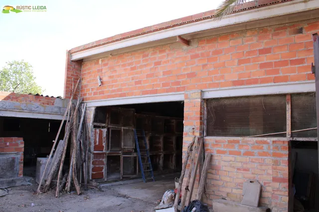 Masía con 18.000 m2 de terreno y amplios almacenes en Penelles. — 10
