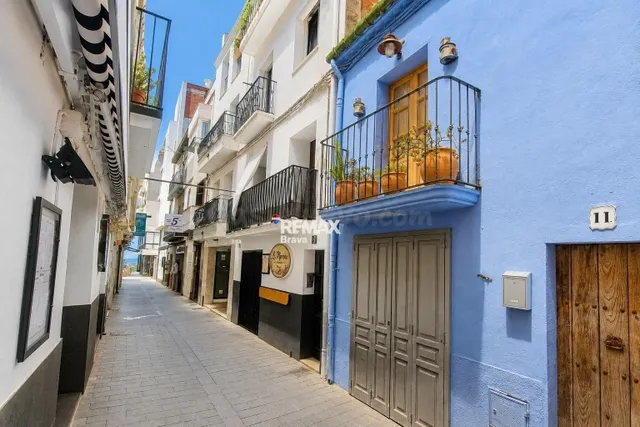 Roses | Edificio con local comercial y 3 viviendas en pleno 