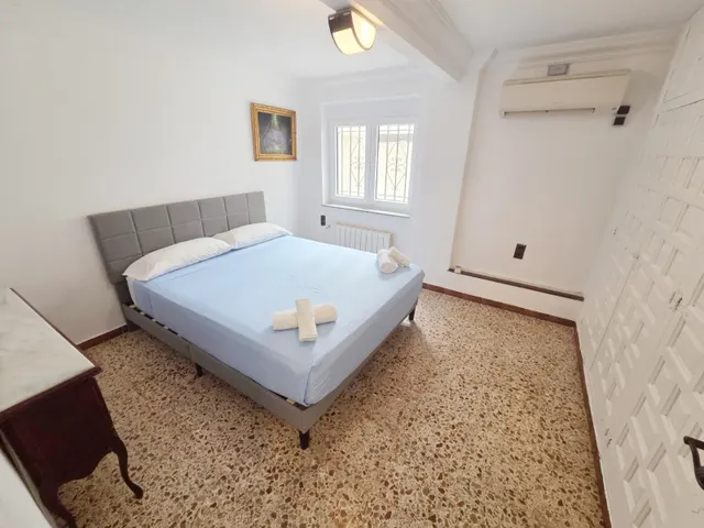 Chalet con 3 viviendas independientes, piscina privada cubierta y vistas al mar — 31