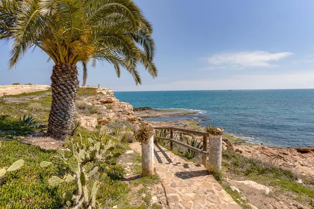 Gran piso de 4 dormitorios y dos baños en el corazón de Torrevieja, a menos de 500 metros del mar — 34