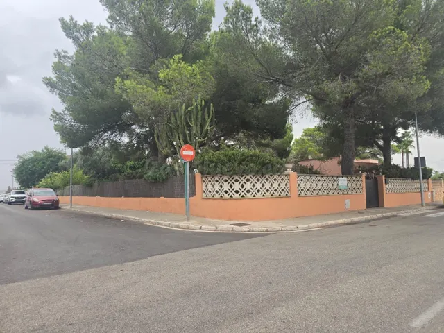 Solar urbano de 708 m2 en Badia Blava — a minutos del mar y  - foto 2