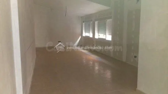 Gran local en pleno centro de Sierra de Fuentes - foto 2
