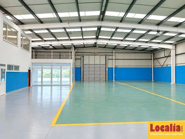 Venta de nave con oficinas y extensa campa, Bezana - foto 2