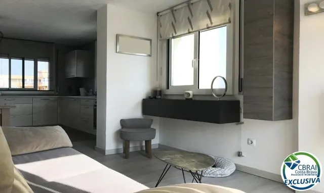 Apartamento reformado con amplia terraza y aparcamiento privado en Santa Margarita Roses — 6