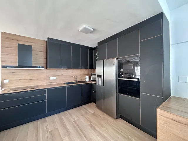 Casa adosada en esquina con piscina privada, jardín y vistas