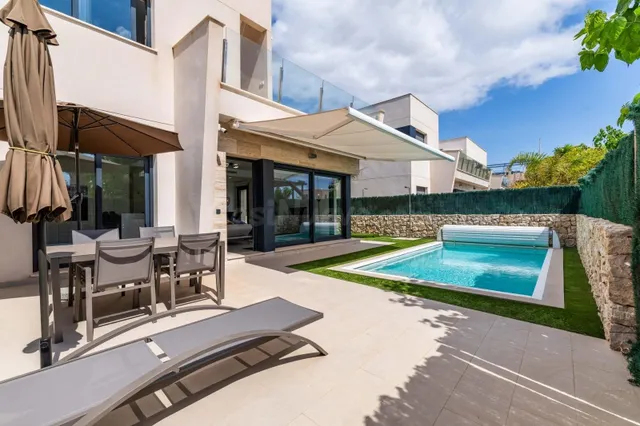 se vende una villa de 3 dormitorios y 3 baños en distancia d - foto 2