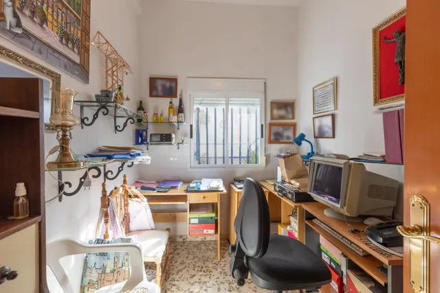 Casa en planta baja con cuatro naves y local — 27
