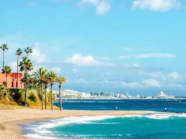 OPORTUNIDAD EN BENALBEACH — 34