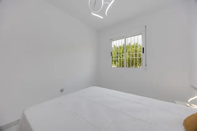 Planta baja de dos dormitorios, totalmente reformada y con piscina comunitaria — 16