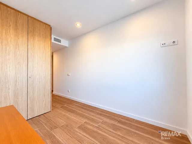 Magnífico piso a estrenar con terraza, piscina y garaje en el centro de Roses. — 9