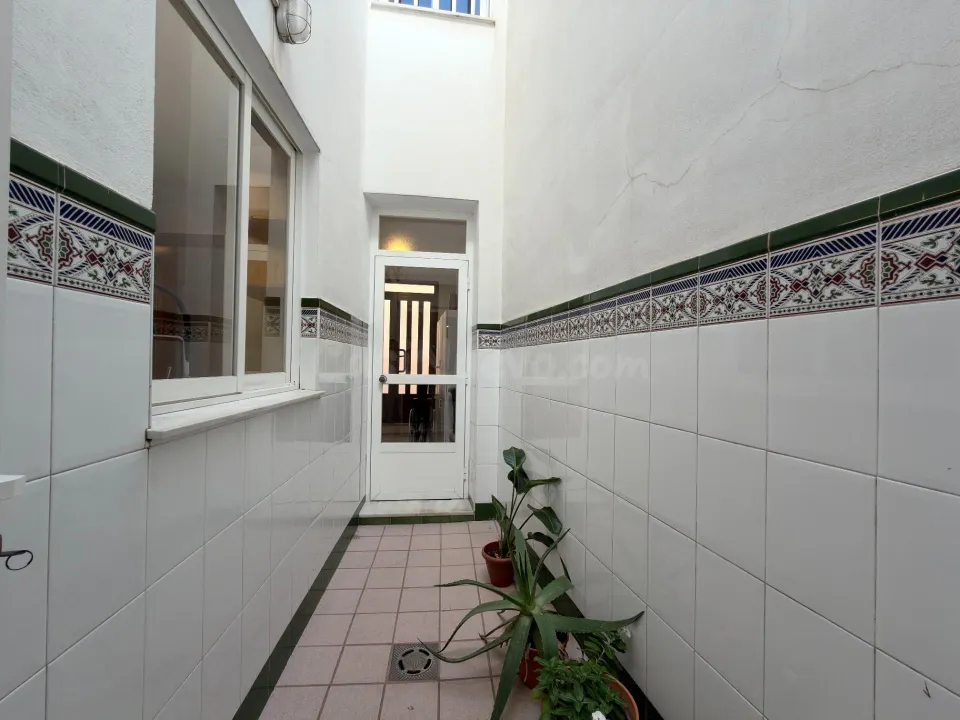 Casa con patio, terraza y acceso a dos calles en el centro de Beniarjó