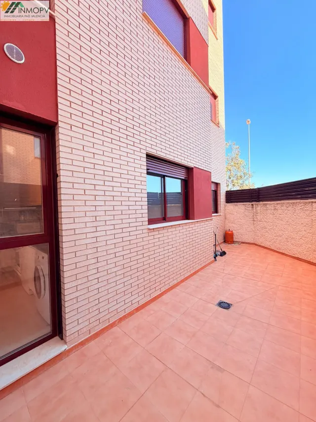 APARTAMENTO ESQUINERO EN PLANTA BAJA CON 2 DORMITORIOS, PISCINA, PARKING Y TRASTERO CERCA DE LA PLAYA — 22