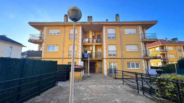 Piso de 3 dormitorios con ascensor, garaje y trastero - foto 2